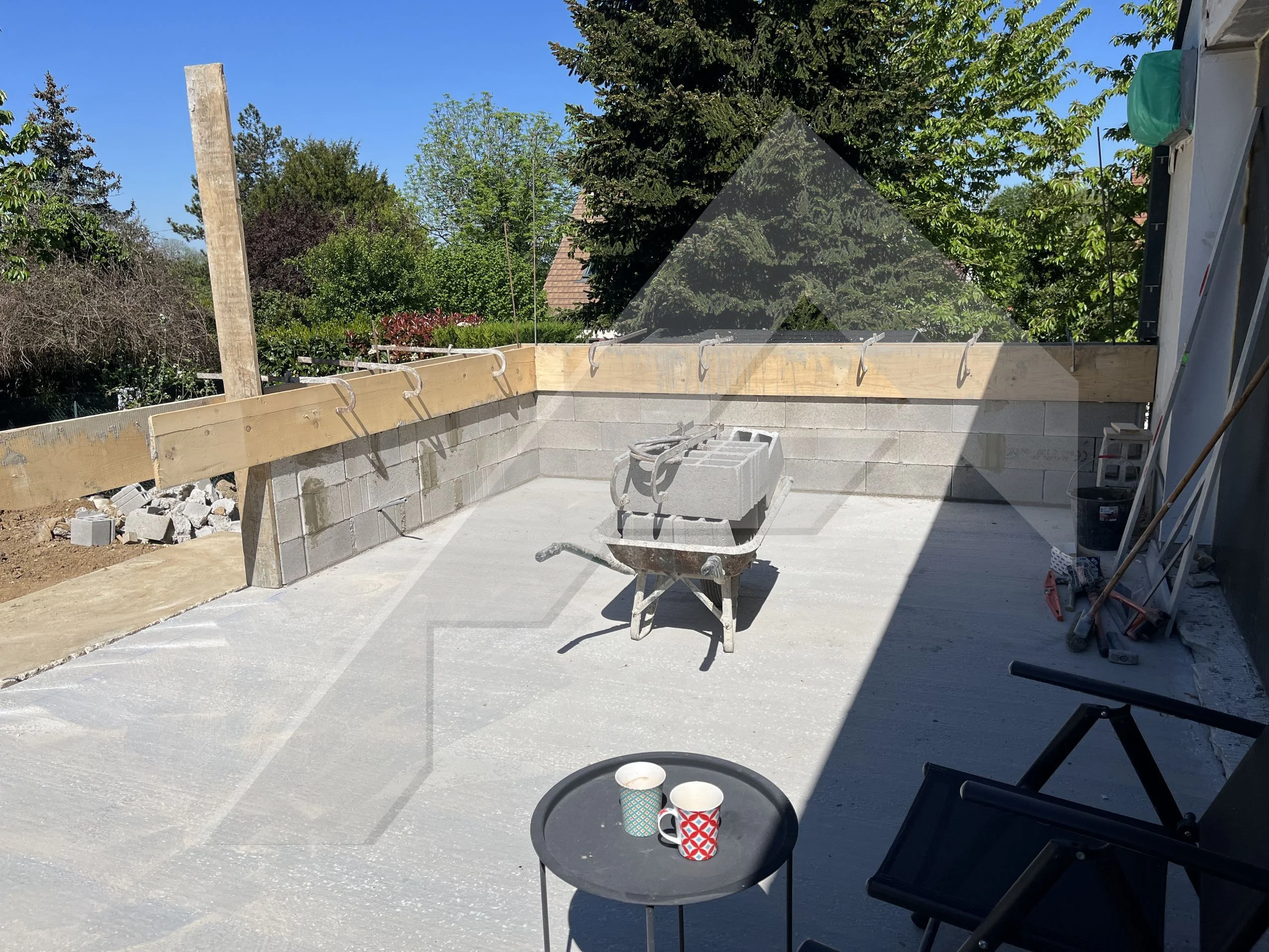 Gros œuvre : radier, parpaings, plancher